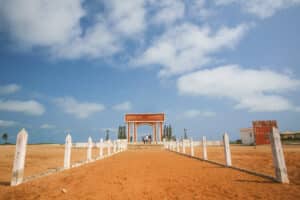 Vue du site historique de Ouidah au Bénin, avec la Porte du Non-Retour, monument commémoratif de la traite négrière.