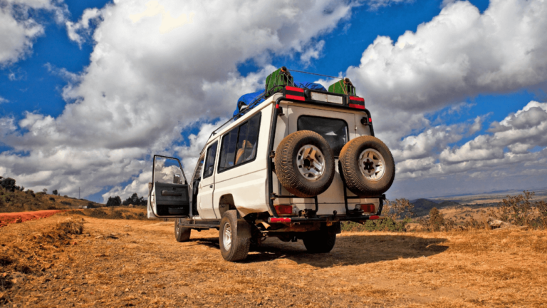 4x4 sur une piste pour découvrir l'Afrique au mois de Juin