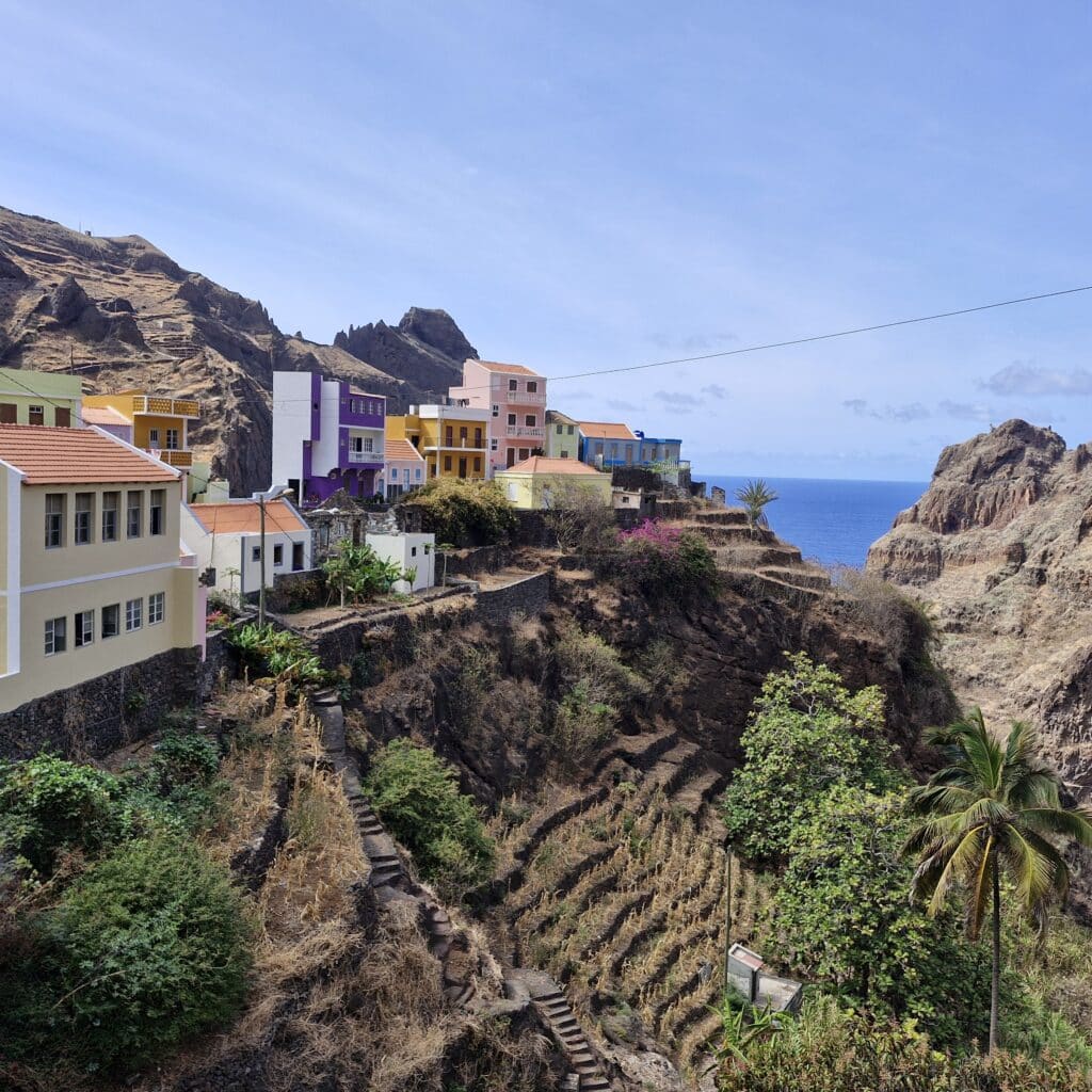 Des maisons colorées perchées sur une falaise escarpée surplombant l'océan à Santo Antão au Cap-Vert.