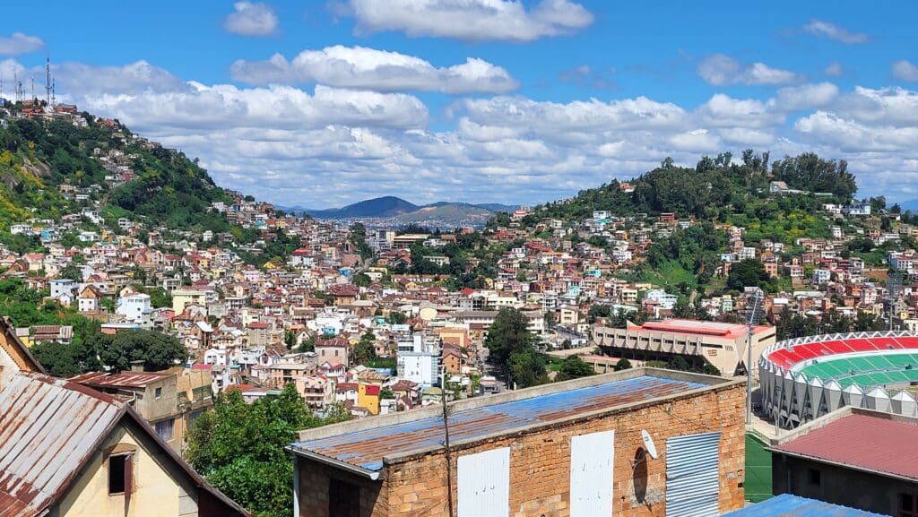 Vue panoramique sur les collines d'Antananarivo avec ses maisons colorées et le stade de Mahamasina à Madagascar.