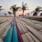 Coucher de soleil sur la plage de Fidjrossè, Cotonou, Bénin — détente sur natte face à l'Atlantique
