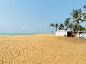 Une plage au Togo. Séjour en Afrique.