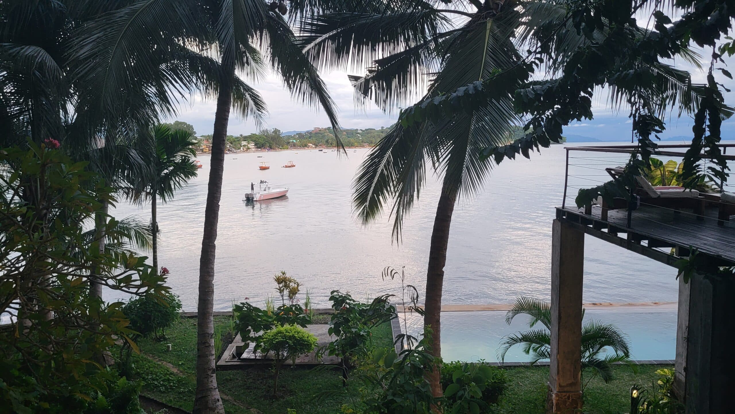 Madagascar en octobre — bord de mer, terrasse et palmiers