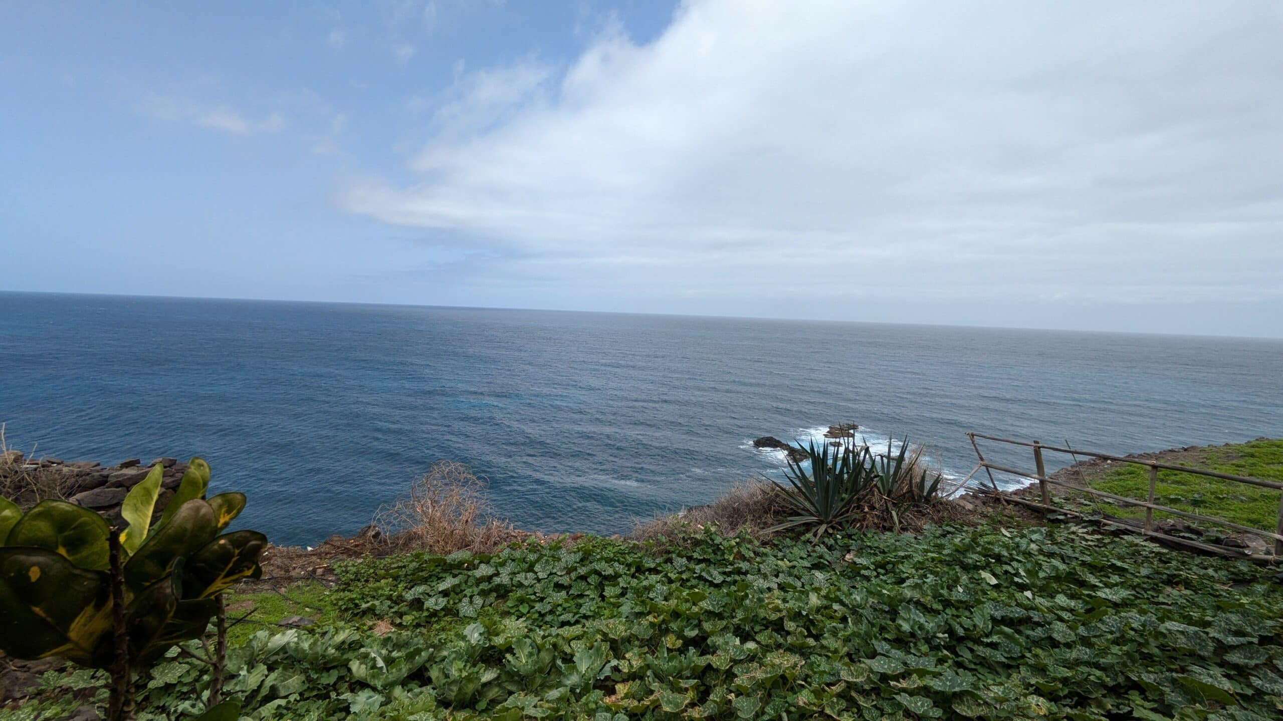 Paysage littoral du Cap-Vert — côtes découpées et océan Atlantique
