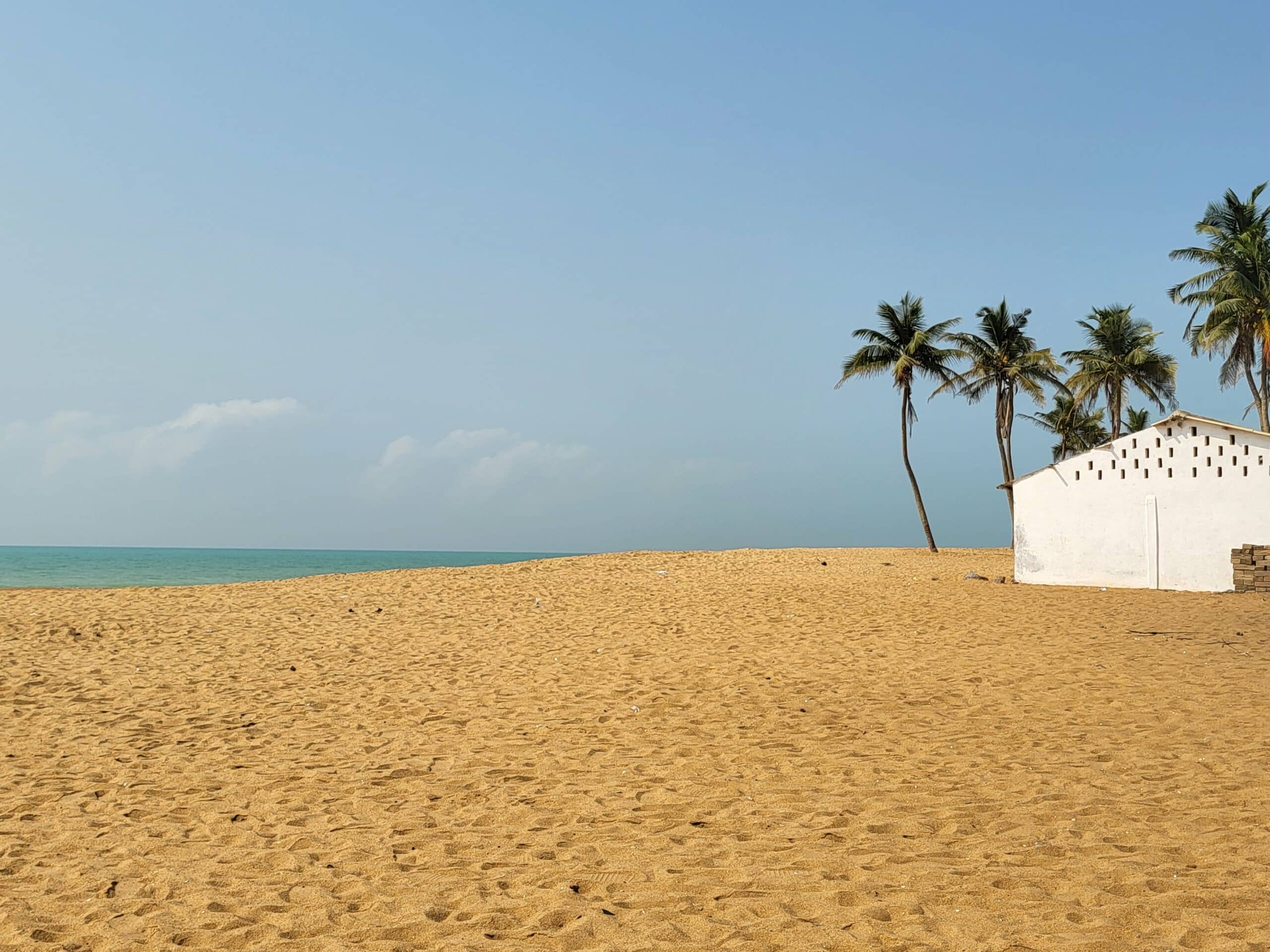 Plage du Togo en octobre — sable doré, palmiers et Atlantique
