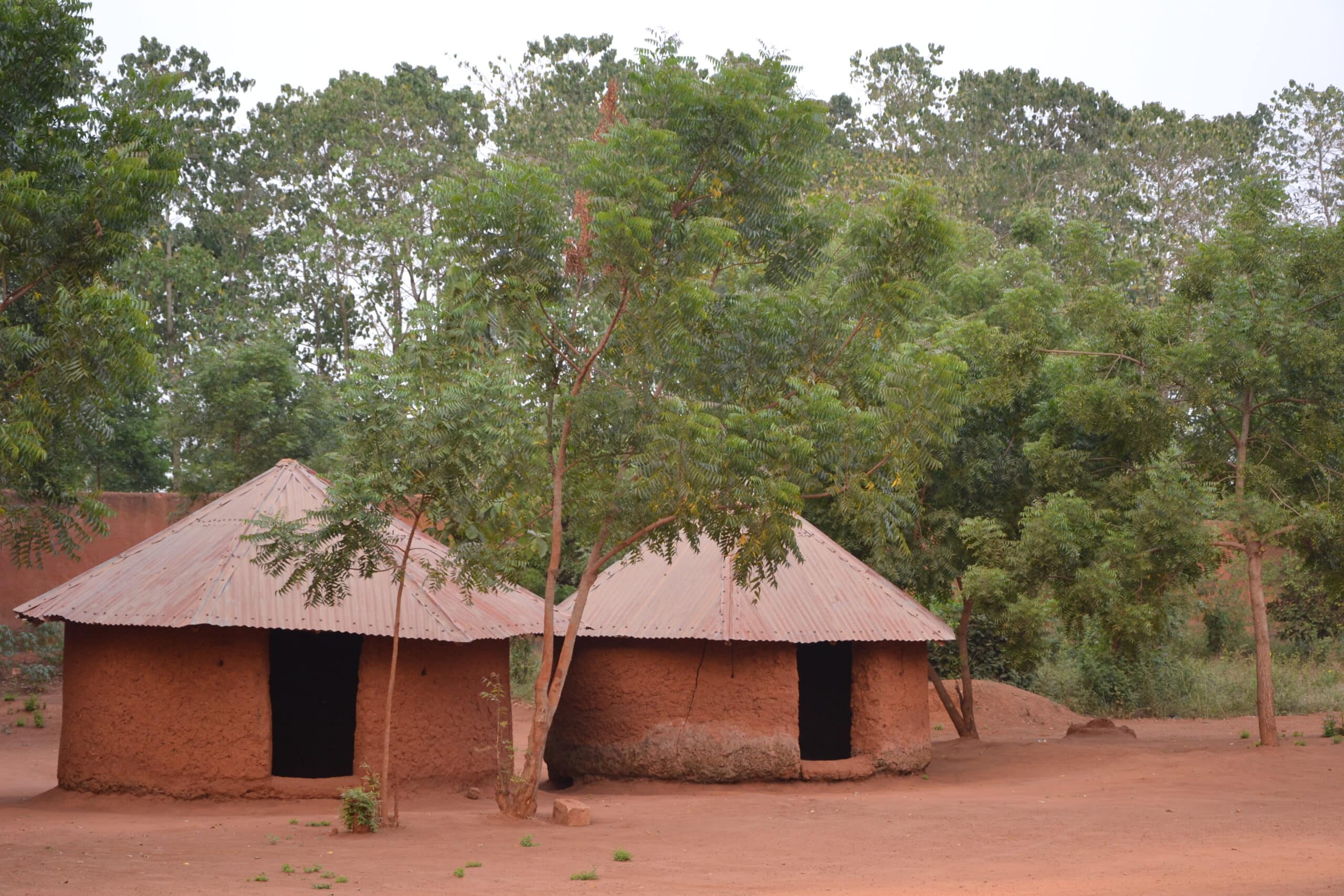 Palais royaux d'Abomey au Bénin — cases traditionnelles en terre rouge