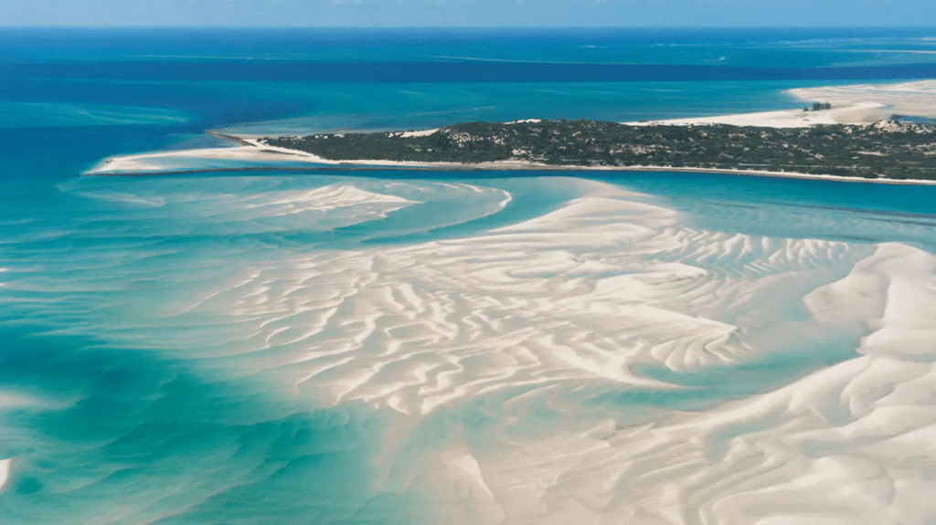 Vue aérienne des bancs de sable blanc et des eaux turquoise cristallines de l'archipel de Bazaruto.