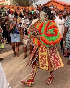 Cérémonie vaudou au Bénin avec danseurs en costumes traditionnels colorés