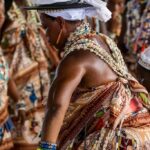 Prêtre vaudou béninois en tenue traditionnelle lors d’un rituel sacré