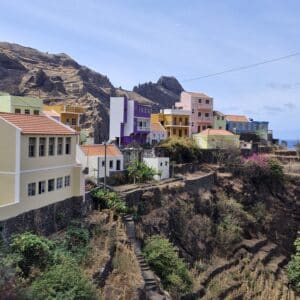 Village coloré de Ponta do Sol accroché à la falaise, Santo Antão, Cap-Vert