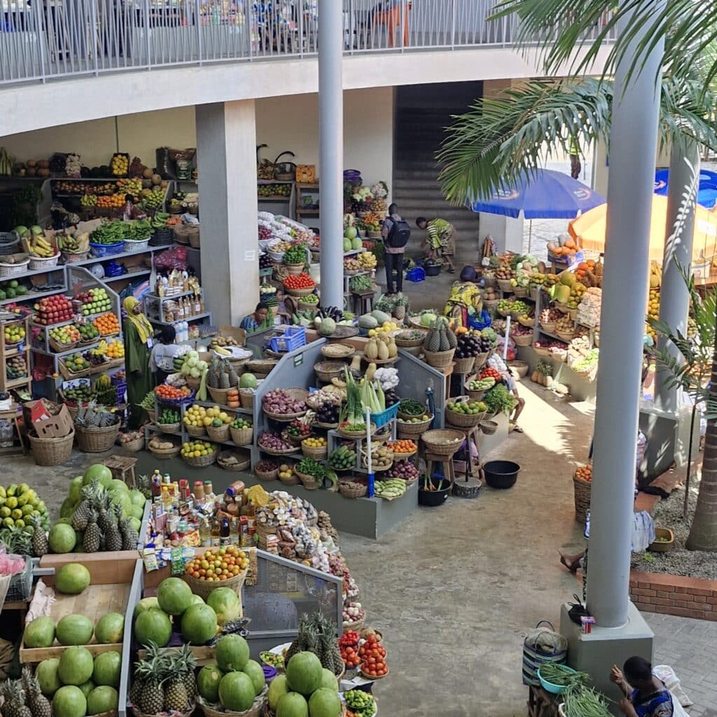 Architecture moderne de la nouvelle halle du marché de Ganhi à Cotonou, projet de modernisation urbaine au Bénin.