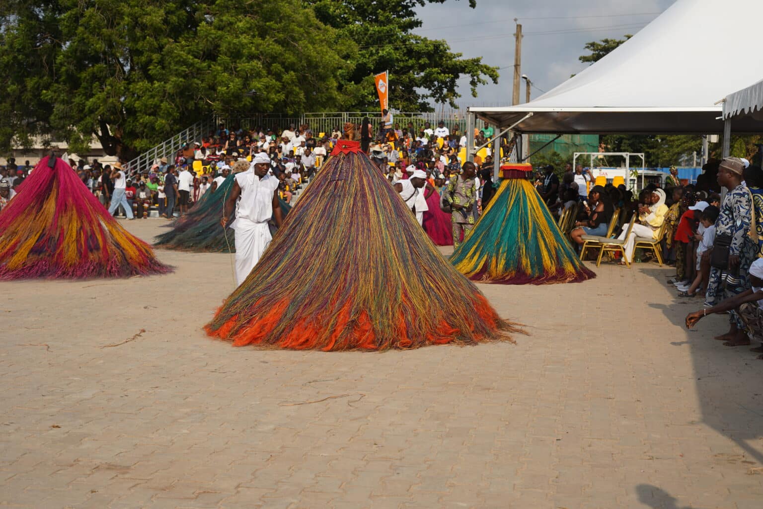 Plusieurs masques rituels Zangbéto en fibres de raphia multicolores lors du vodun days assis au Bénin.