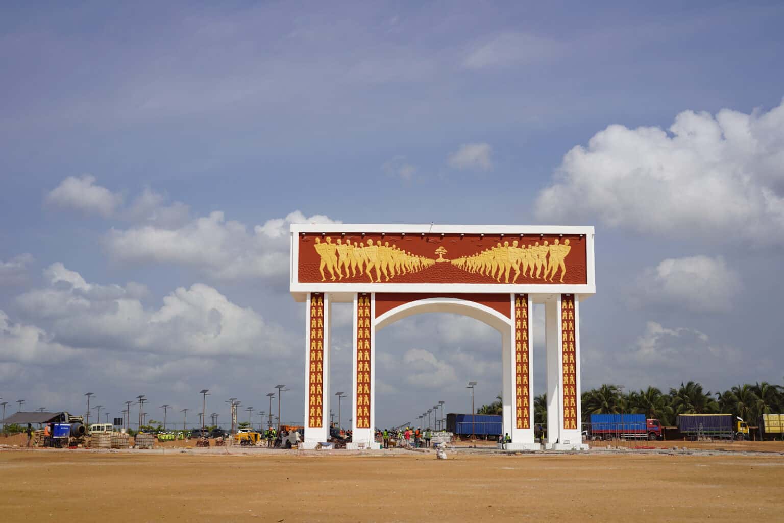 Monument de la Porte du Non-Retour à Ouidah, arche mémorielle de la traite négrière avec bas-reliefs dorés sur fond rouge, Bénin.