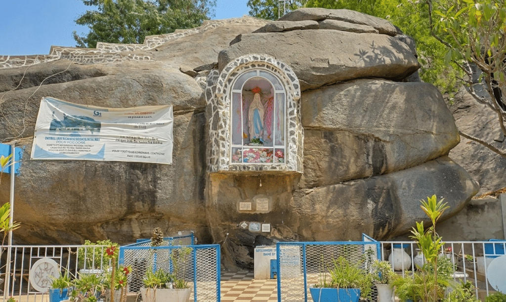 Statue de la Vierge Marie dans une niche incrustée dans une falaise rocheuse à la Grotte Notre-Dame d’Arigbo, Dassa-Zoumè, Bénin.