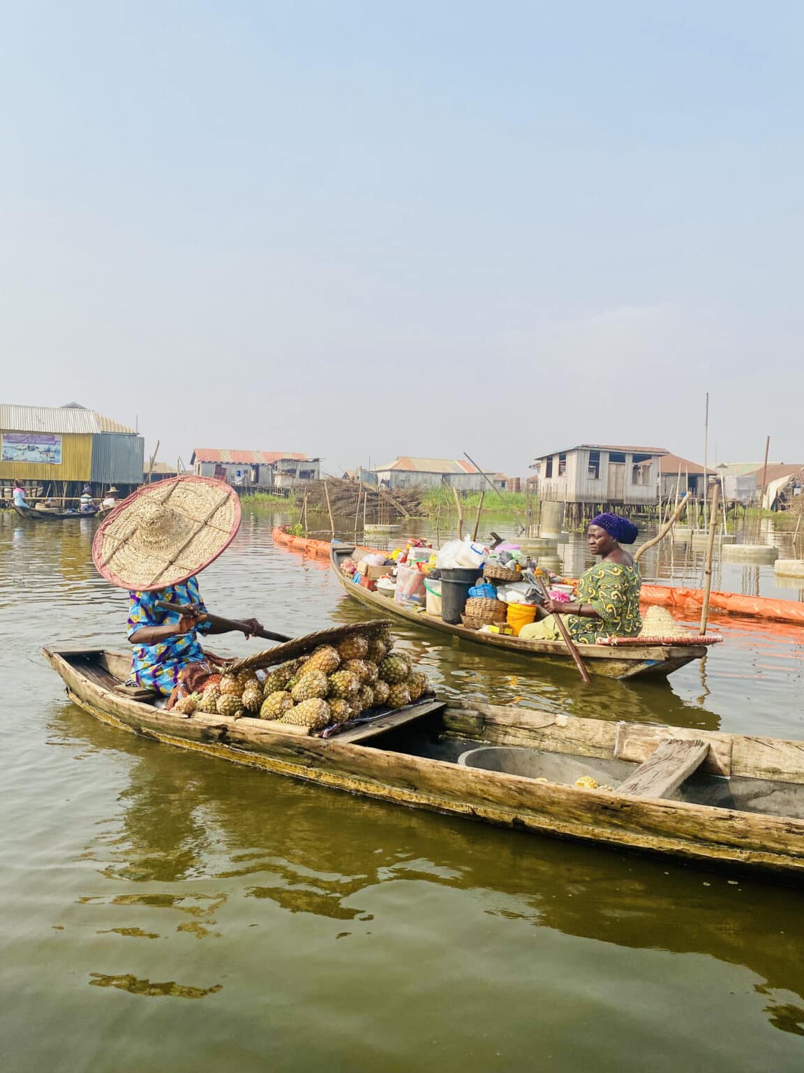 Maisons sur pilotis et pirogues sur le lac Nokoué à Ganvié, village lacustre emblématique du Bénin.
