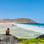 Plage de São Pedro au Cap-Vert avec barques colorées et montagnes en arrière-plan