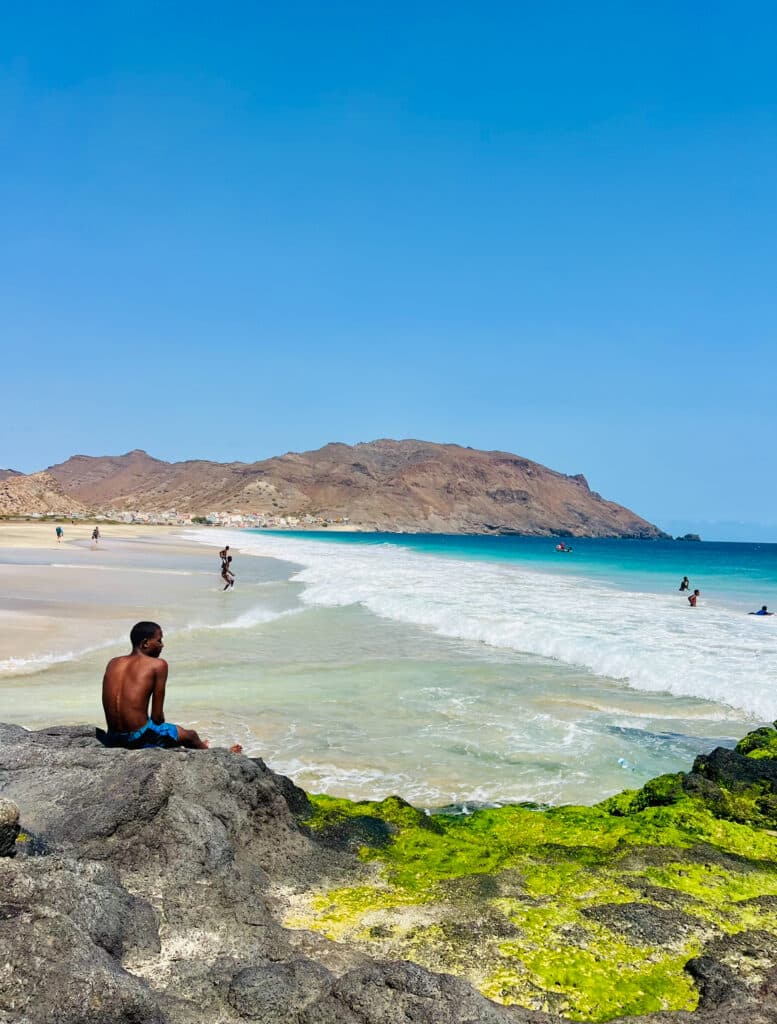 Plage de São Pedro au Cap-Vert avec barques colorées et montagnes en arrière-plan