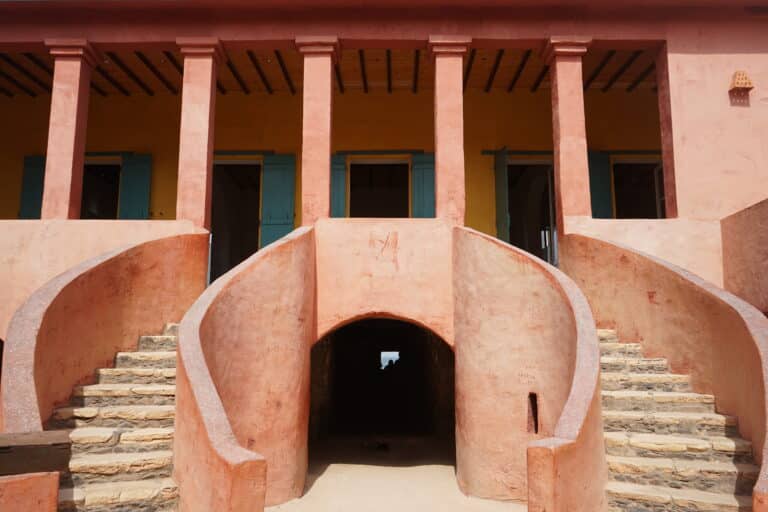 La façade rose aux escaliers incurvés de la Maison des Esclaves sur l'île de Gorée au Sénégal.