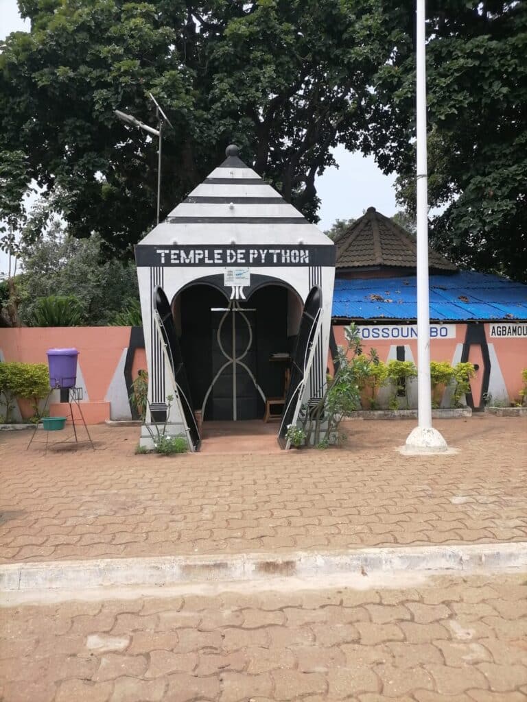 Temple des Pythons à Ouidah, Bénin – lieu sacré du culte vaudou