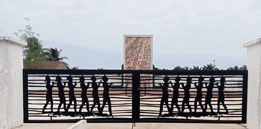 Portail du Mémorial de Zoungbodji à Ouidah représentant des silhouettes d’esclaves enchaînés, lieu de mémoire de la traite négrière au Bénin