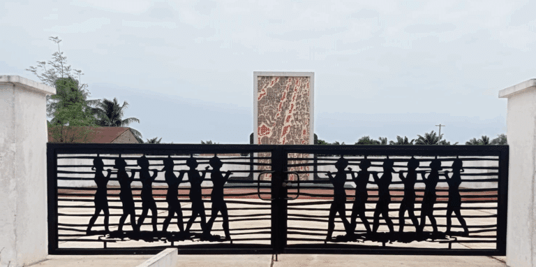Portail du Mémorial de Zoungbodji à Ouidah représentant des silhouettes d’esclaves enchaînés, lieu de mémoire de la traite négrière au Bénin
