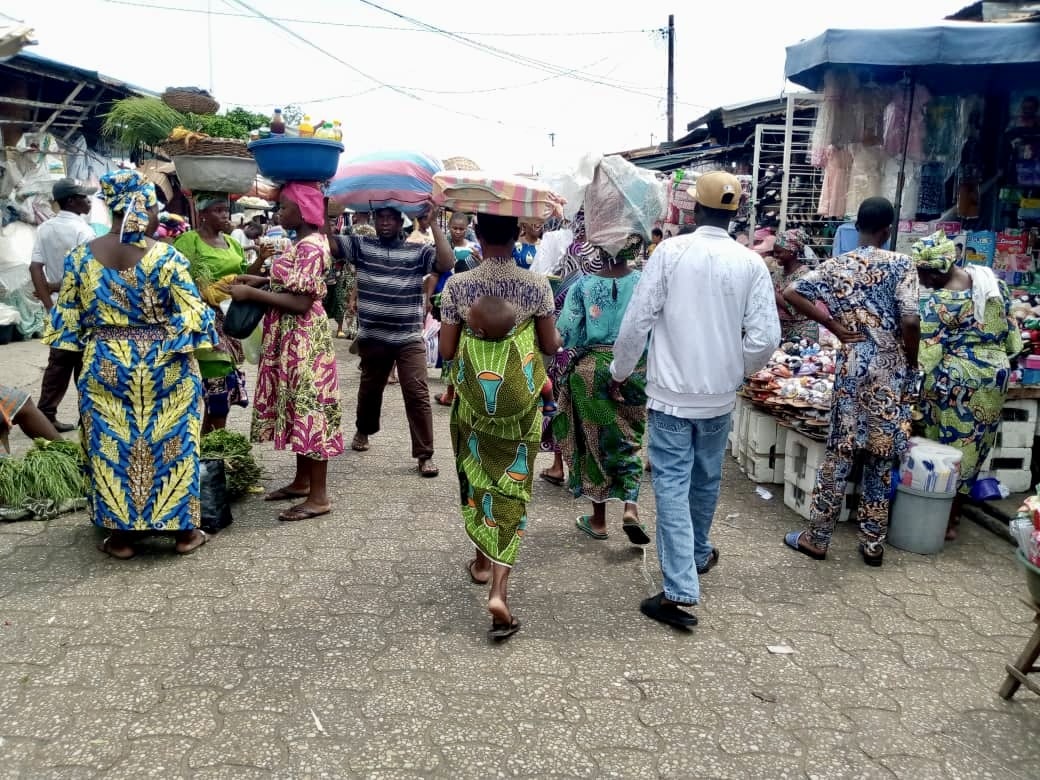 Voyageuse dans un marché animé