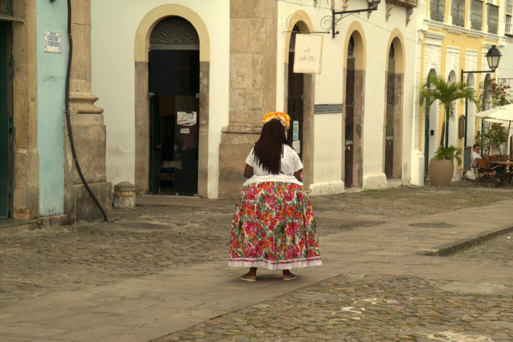 Une femme dans les rues de Salvador au Brésil.