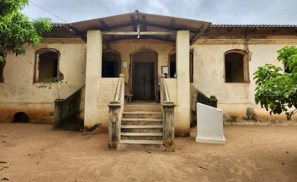 Maison historique à Agbodrafo au Togo, ancienne demeure liée à la traite négrière, avec façade en terre et escaliers centraux
