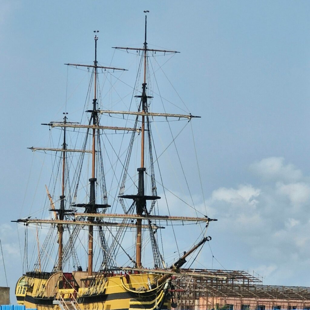 Réplique du navire historique à Ouidah au Bénin