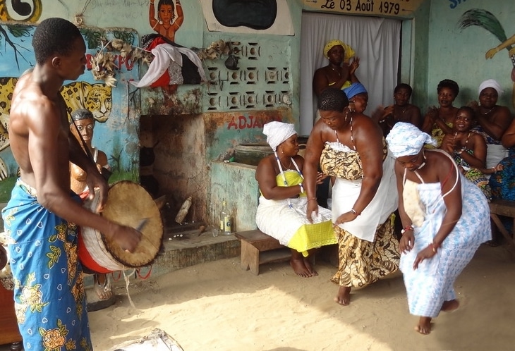 Danse traditionnelle Vodun au Bénin : rites et célébrations culturelles authentiques.