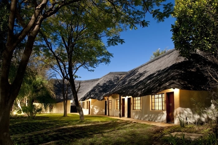 Reilly’s Rock Hilltop Lodge en Eswatini : lodge panoramique sur les collines.