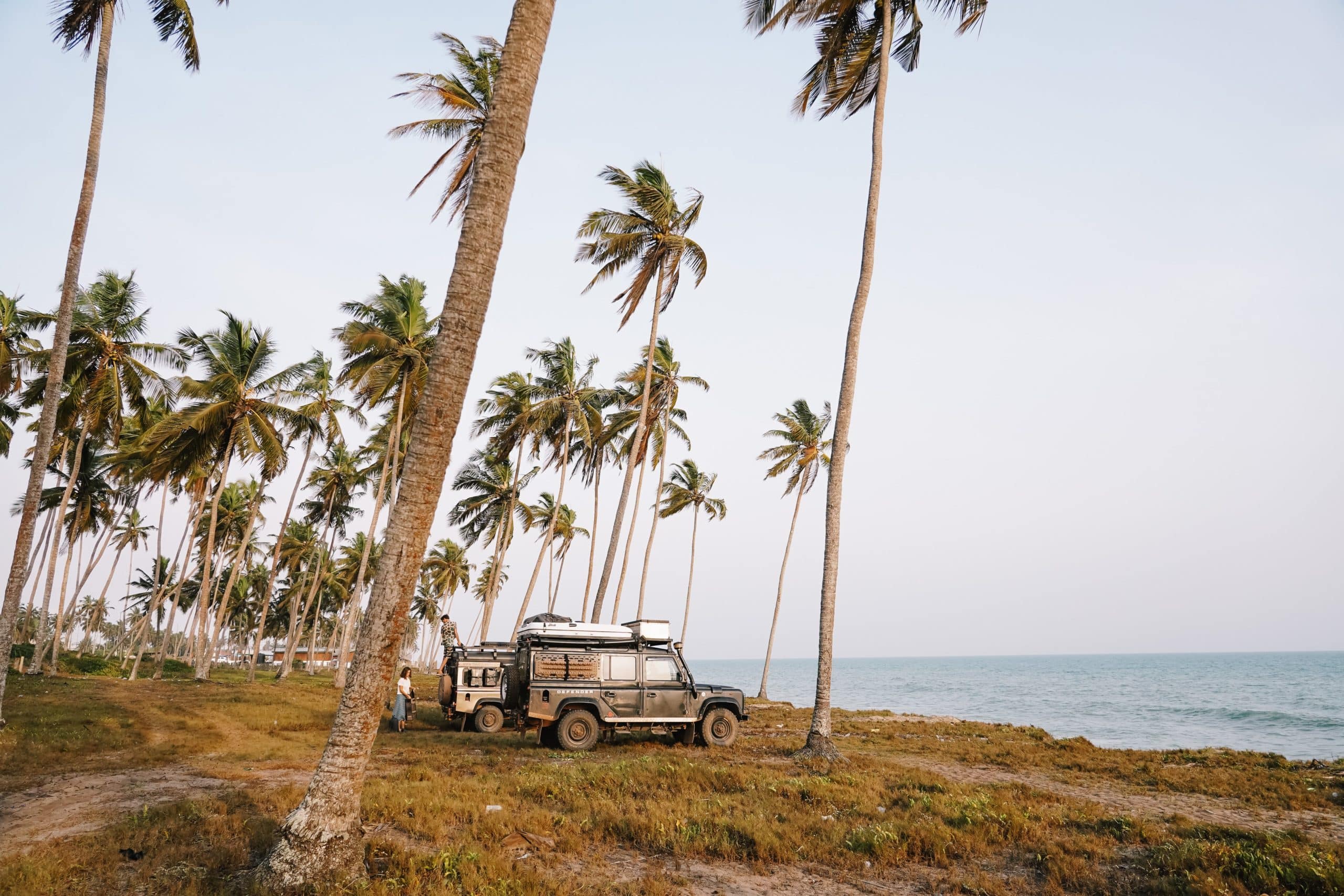 Bivouac sur la plage lors d'un road trip entre le Bénin et le Ghana — côte atlantique Afrique de l'Ouest