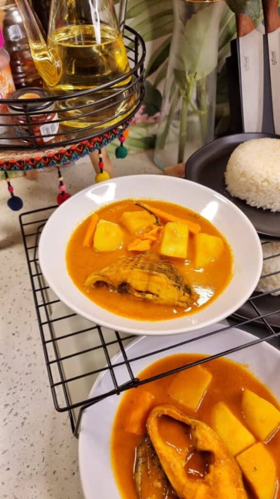 Plat de riz blanc accompagné d'une sauce onctueuse au poisson et légumes, spécialité culinaire du Bénin.