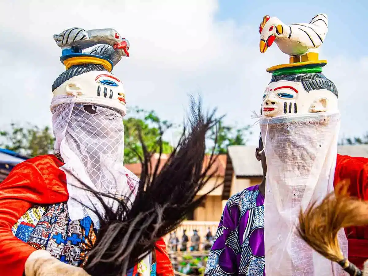 Deux danseurs portant des masques rituels Gèlèdè avec des sculptures d'oiseaux sur la tête lors d'une cérémonie à Kétou, Bénin.