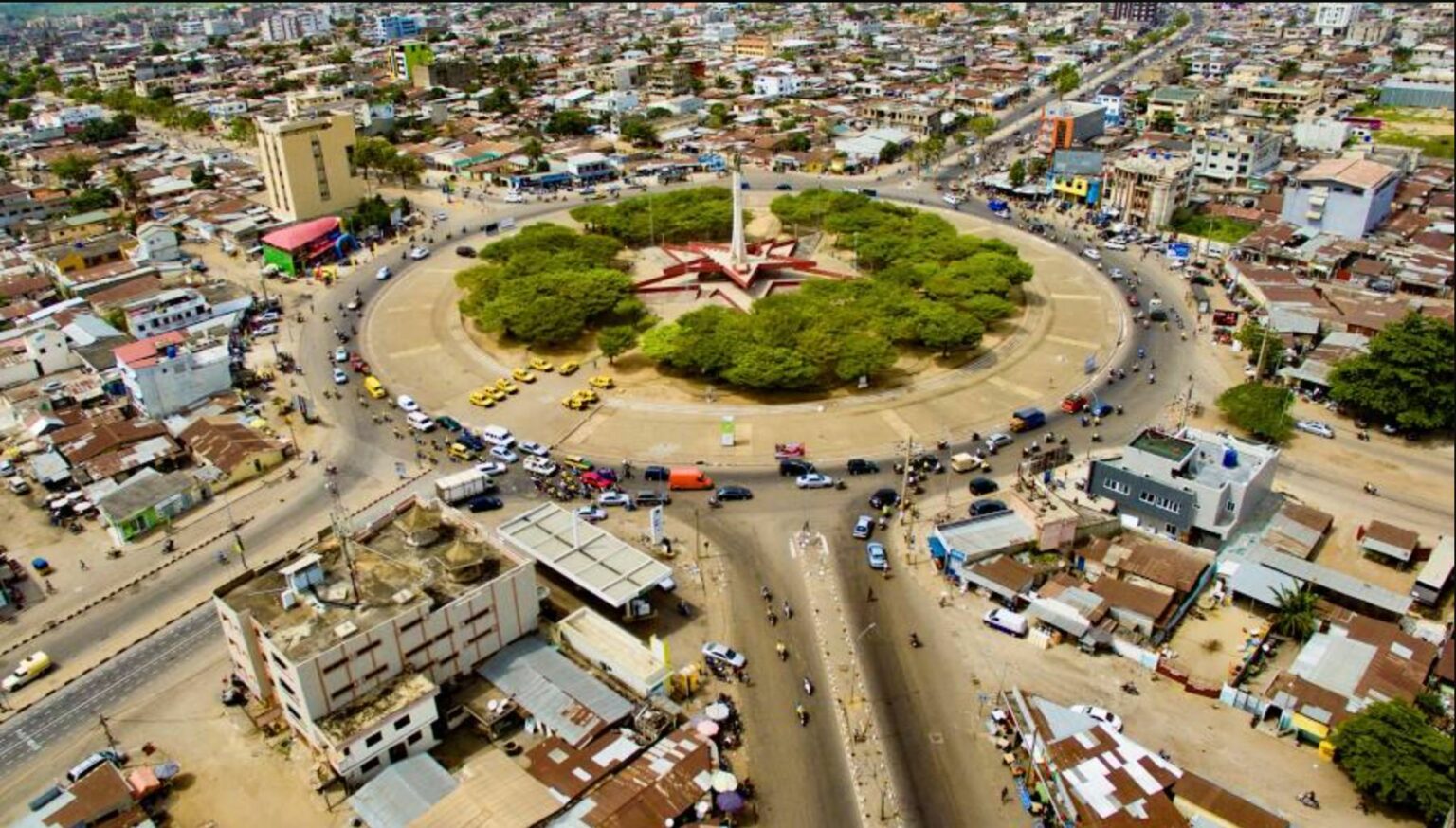 Vue aérienne de la Place de l'Étoile Rouge à Cotonou, monument historique et grand carrefour urbain du Bénin.