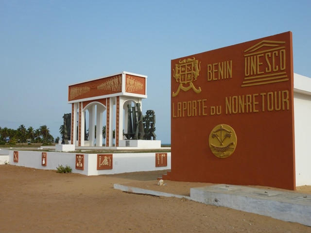 Monument de la Porte du Non-Retour à Ouidah, mémorial de l'esclavage, au bord de la mer au Bénin.