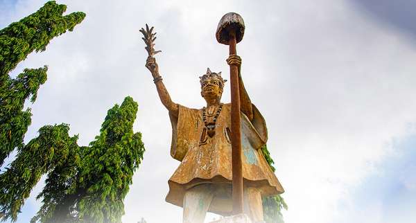Statue monumentale d'un roi du Royaume de Kétou tenant des attributs royaux, patrimoine culturel du Bénin.