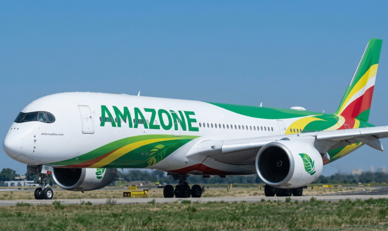 Avion de ligne moderne de la compagnie Amazone Airlines arborant une livrée verte et jaune sur le tarmac d'un aéroport.