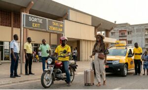 Voyageur arrivant au Bénin avec bagages dans un environnement urbain accueillant
