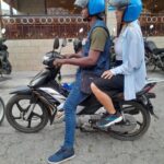 Deux participants sur une moto WA Africa à Cotonou lors d’une activité street food