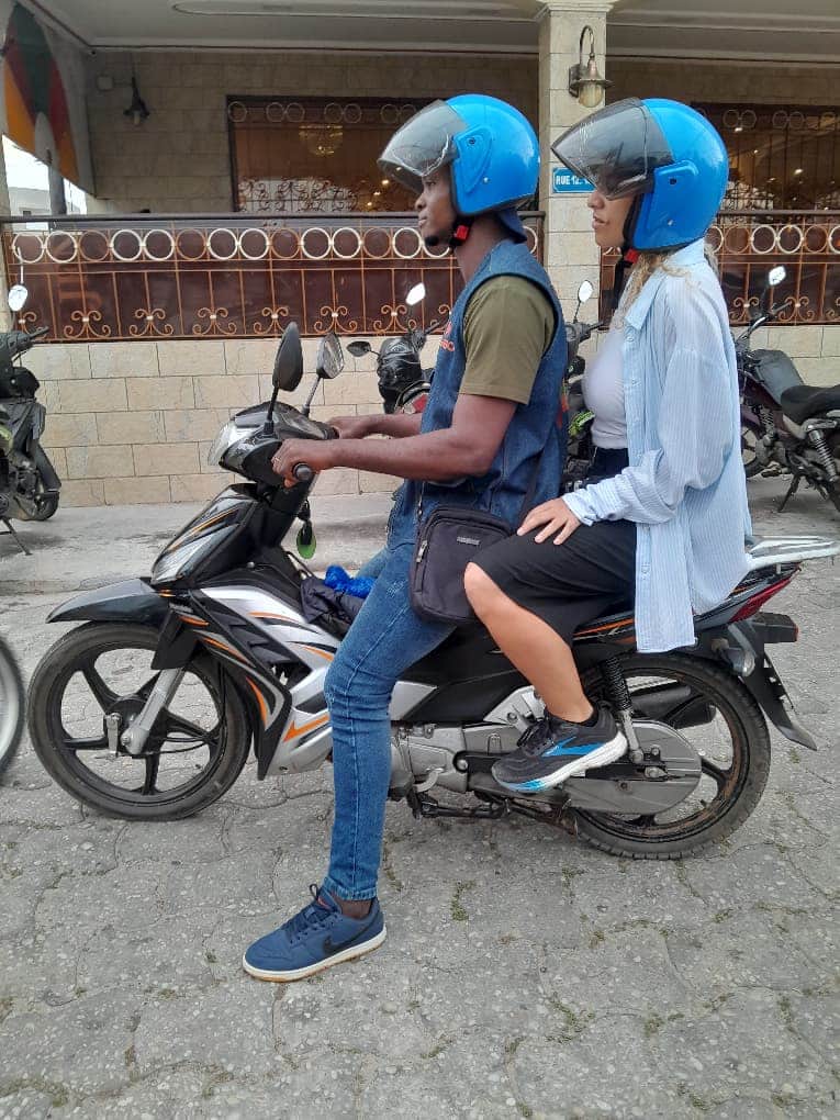 Deux participants sur une moto WA Africa à Cotonou lors d’une activité street food