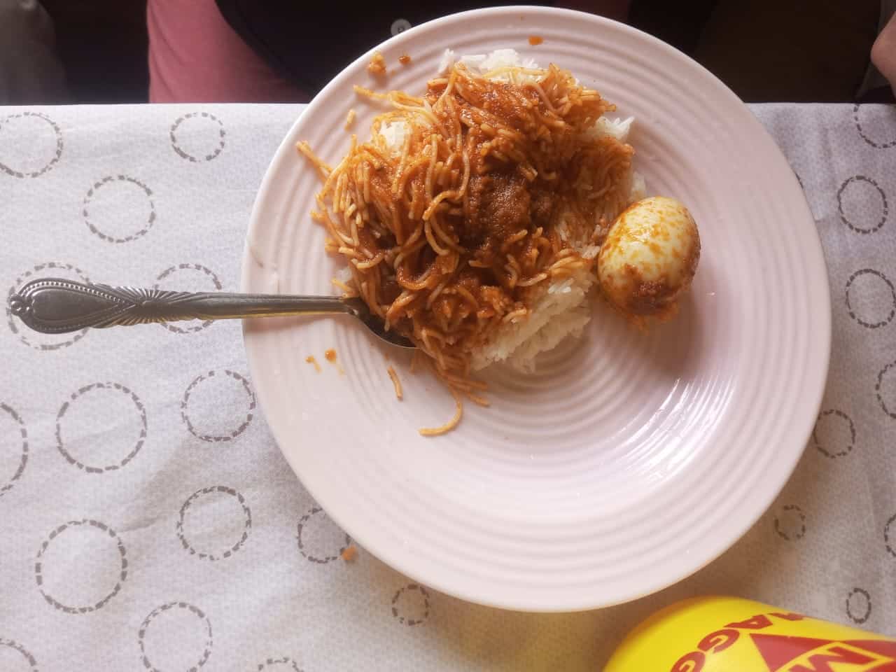 Street food au lever du jour à Cotonou, Bénin