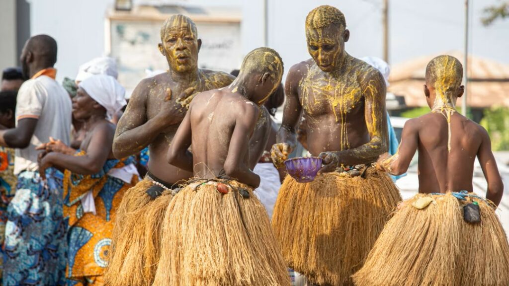 Prestation des vodunsi lors des cérémonies à Ouidah