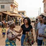 Afro-descendants en voyage au Bénin échangeant avec des habitants locaux dans un cadre culturel authentique