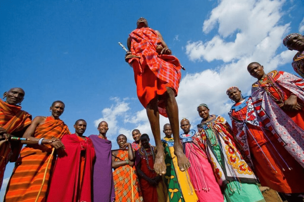 Homme Massaï réalisant le saut traditionnel lors d'une cérémonie en Tanzanie