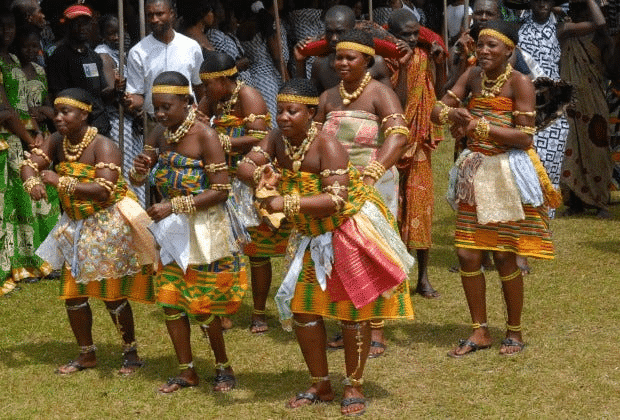 Danseuses Ashanti en parures dorées et pagnes Kente traditionnels.