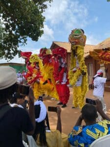 Danse du lion chinoise présentée lors du Festival International des Masques à Porto-Novo au Bénin.