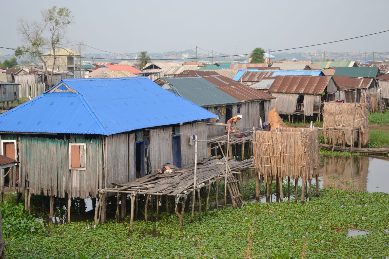 Maisons sur pilotis aux toits de tôle colorés dans la cité lacustre de Ganvié sur le lac Nokoué au Bénin.