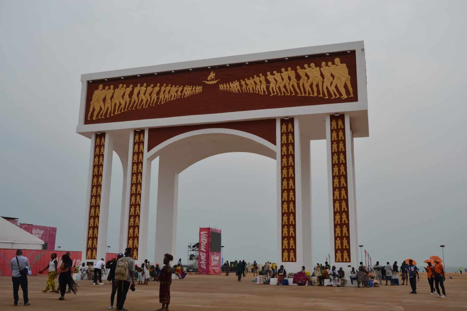 Monument de la Porte du Non-Retour sur la plage de Ouidah au Bénin lors des Vodoun Days.