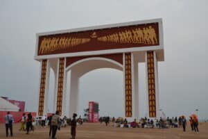 Monument de la Porte du Non-Retour sur la plage de Ouidah au Bénin lors des Vodoun Days.